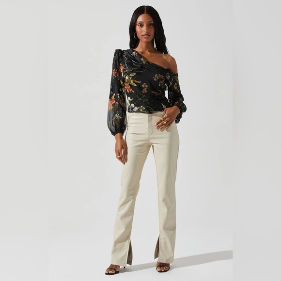 NWT ASTR The Label REIGN FLORAL OFF SHOULDER TOP - Picture 2 of 6